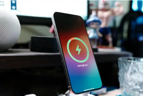 清涧苹果15换屏服务分享用什么充电器给iPhone15充电更好 